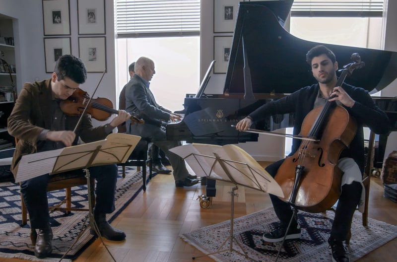 Daniel Barenboim (Piano), sein Sohn Michael (Violine) und Kian Soltani (Cello) spielen Beethovens »Geistertrio«. <br />(© Foto: Arte/Bel Air Media/M.Mirabeli/M.Nant)
