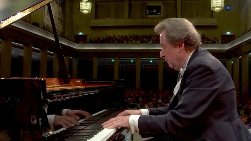 Rudolf Buchbinder als Solist im Konzert am 26.05.2017 <br />(© Foto: BR/Benedict Mirow)