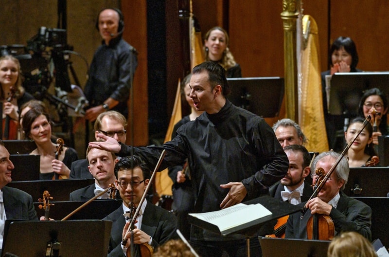 Teodor Currentzis und das SWR Symphonieorchester <br />(© Foto: SWR/Patricia Neligan)
