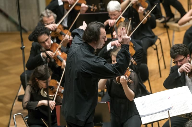 Teodor Currentzis dirigiert das SWR Symphonieorchester <br />(© Foto: SWR/Alexander Kluge)