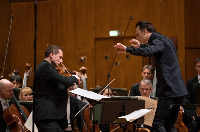 Chefdirigent des SWR Symphonieorchesters Teodor Currentzis (re.) und Antoine Tamestit (li.) <br />(© Foto: SWR/Wolf-Peter Steinheißer)