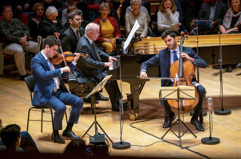 Michael Barenboim (Violine), Kian Soltani (Violoncello) und Daniel Barenboim (Klavier) im Berliner Pierre Boulez Saal <br />(© Foto: Arte/Monika Rittershaus)