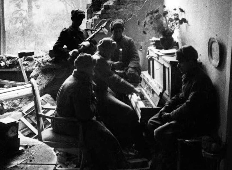 Sowjetsoldaten spielen Tschaikowski in einer zerstörten Wohnung in Berlin 1945 <br />(© Foto: Arte/Dmitry Baltermants)