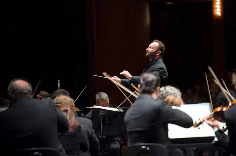 Kirill Petrenko dirigiert die Berliner Philharmoniker <br />(© Foto: Arte/Monika Rittershaus)