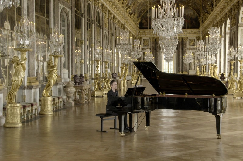 Alexandre Tharaud im Spiegelsaal Versailles <br />(© Foto: Arte/Camera Lucida)