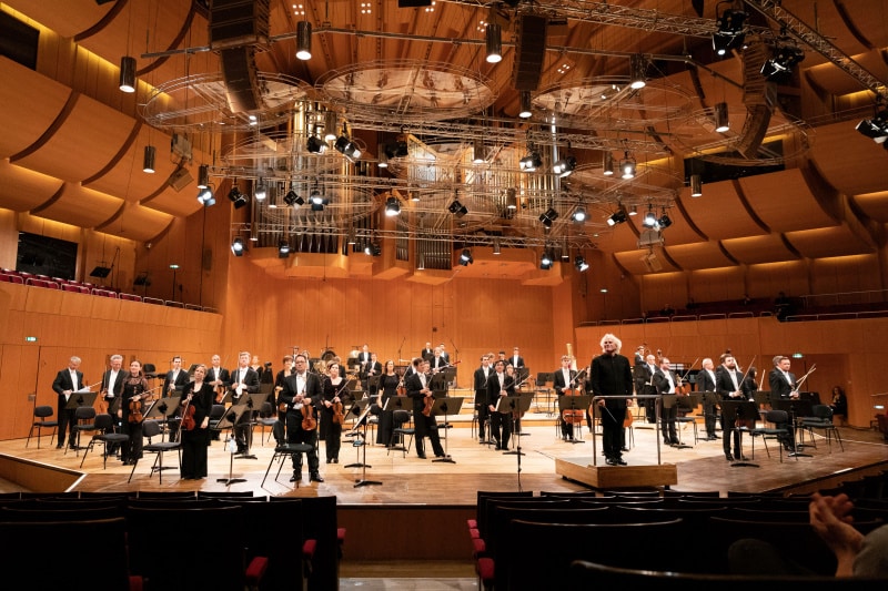 Sir Simon Rattle dirigiert das Symphonieorchester des BR <br />(© Foto: BR/Astrid Ackermann)