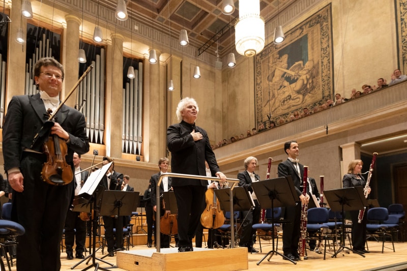 Sir Simon Rattle dirigiert das Symphonieorchester des BR <br />(© Foto: BR/Astrid Ackermann)