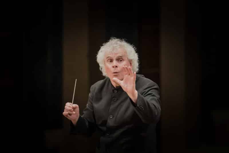 Sir Simon Rattle dirigiert das Symphonieorchester des BR <br />(© Foto: BR/Peter Meisel)
