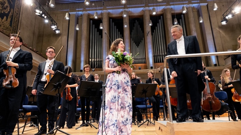 Die Sopranistin Sarah Wegener und Mariss Jansons <br />(© Foto: BR/Astrid Ackermann)