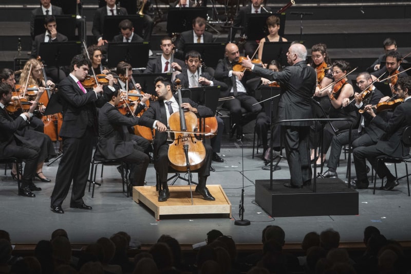 West-Eastern Divan Orchestra mit Kian Soltani und Michael Barenboim <br />(© Foto: Salzburger Festspiele/Marco Borrelli)