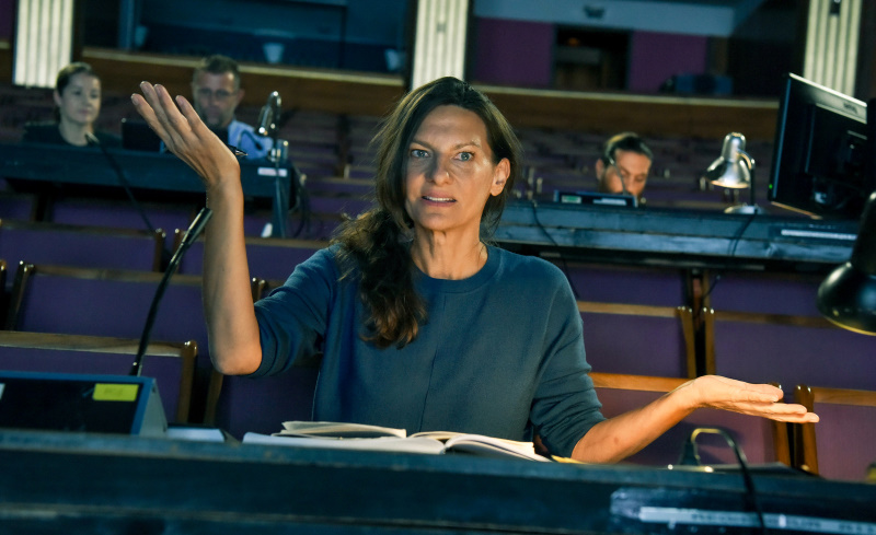 Catrin Striebeck als Regisseurin in »Die Unschuldsvermutung« <br />(© Foto: SWR/ORF)