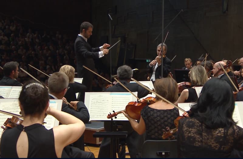 Gil Shaham und das SWR Symphonieorchester <br />(© Foto: ARD/SWR)