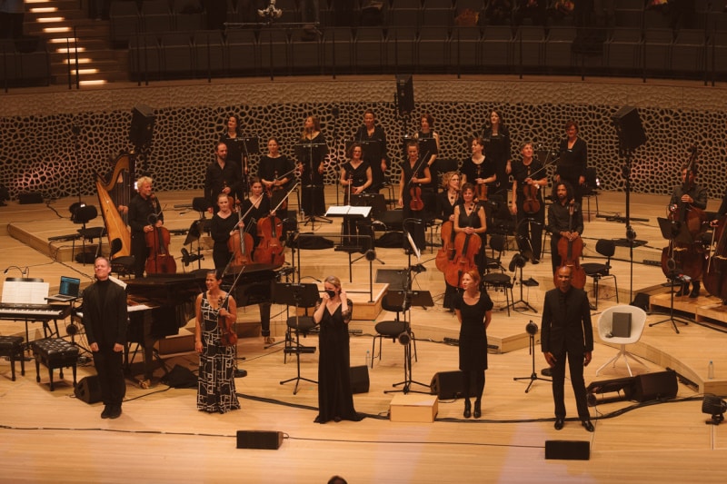 Max Richters »Voices« in der Elbphilharmonie <br />(© Foto: Arte/Elbphilharmonie Hamburg/Daniel Dittus)