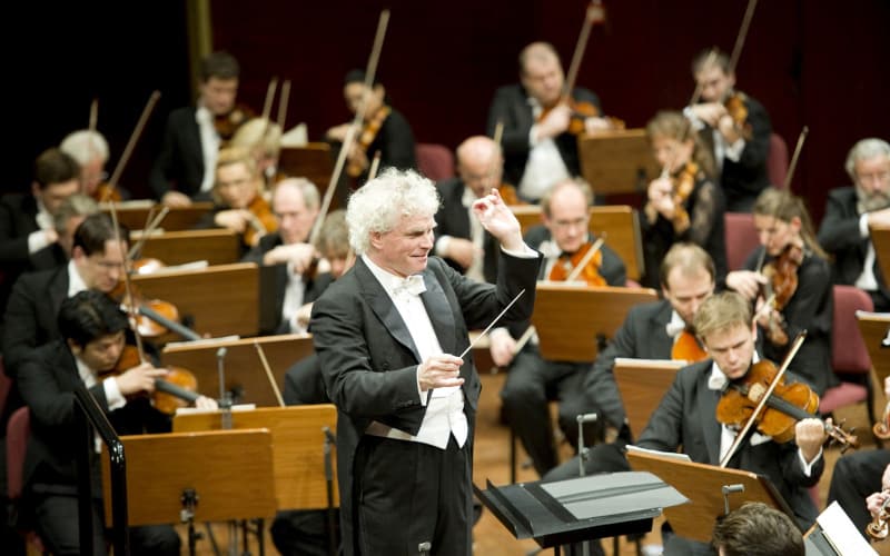 Sir Simon Rattle dirigiert die Berliner Philharmoniker <br />(© Foto: BR/Berliner Philharmoniker/rbb/Monika Rittershaus)