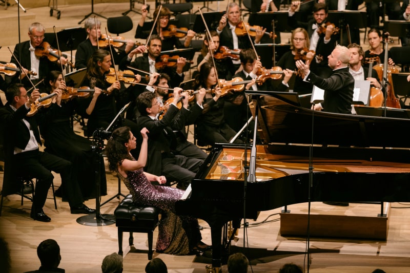 Beatrice Rana und das Symphonieorchester des Bayerischen Rundfunks <br />(© Foto: Elbphilharmonie/Daniel Dittus)