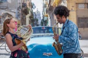 Sarah Willis und Saxofonist Yuniet Lombida in Havanna<br&g;© Foto: Arte/Monika Rittershaus